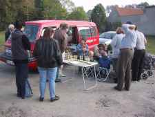 Pokale und Urkunden werden hier geprüft.
