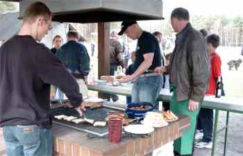 Grillwurst und Tost